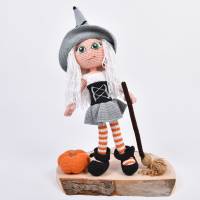 Handgefertigte gehäkelte Puppe Hexe Patricia aus Baumwolle, detaillreich, Geschenk für Kinder, Halloween Deko Bild 1