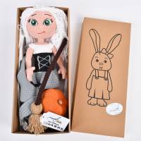 Handgefertigte gehäkelte Puppe Hexe Patricia aus Baumwolle, detaillreich, Geschenk für Kinder, Halloween Deko Bild 10