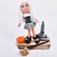Handgefertigte gehäkelte Puppe Hexe Patricia aus Baumwolle, detaillreich, Geschenk für Kinder, Halloween Deko Bild 2