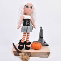 Handgefertigte gehäkelte Puppe Hexe Patricia aus Baumwolle, detaillreich, Geschenk für Kinder, Halloween Deko Bild 3