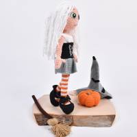 Handgefertigte gehäkelte Puppe Hexe Patricia aus Baumwolle, detaillreich, Geschenk für Kinder, Halloween Deko Bild 4