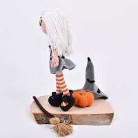 Handgefertigte gehäkelte Puppe Hexe Patricia aus Baumwolle, detaillreich, Geschenk für Kinder, Halloween Deko Bild 6