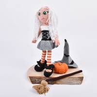 Handgefertigte gehäkelte Puppe Hexe Patricia aus Baumwolle, detaillreich, Geschenk für Kinder, Halloween Deko Bild 7