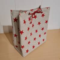 Geschenkverpackung aus Stoff mit roten Sternen Bild 1