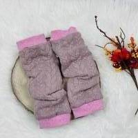 Babylegs, Beinstulpen aus rosanen Strickstoff mit Zopfmuster Bild 1