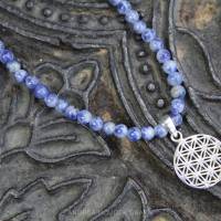 Handgefertigte Halskette aus Sodalith mit 925-silberner Lebensblume Bild 1