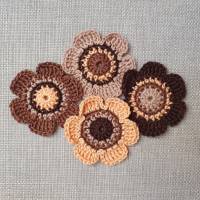 4er-Set herbstliche Häkelblumen in Brauntönen 6 cm , gehäkelte Blumen, Aufnäher Blume , Häkelblüten Brauntöne Bild 1