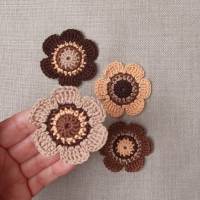 4er-Set herbstliche Häkelblumen in Brauntönen 6 cm , gehäkelte Blumen, Aufnäher Blume , Häkelblüten Brauntöne Bild 3
