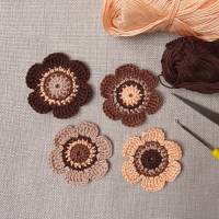 4er-Set herbstliche Häkelblumen in Brauntönen 6 cm , gehäkelte Blumen, Aufnäher Blume , Häkelblüten Brauntöne Bild 4