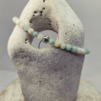 Flechtarmband mit Amazonite Jade und Metall Perle auf grauem Garn, trendy Bild 1