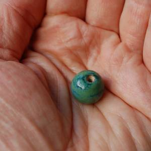 Kurze Kette mit Keramikperle in Grün und Blau Bild 5
