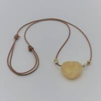 Herzkette, Halskette mit Edelsteinherz gelb an braunen Lederband mit Schiebeknoten, Orangencalzit, Schmuck, Einzelstück Bild 1
