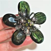Große Brosche grün grau handgemacht mit schimmernden Perlen grau als funkelnde Blüte Weihnachtsgeschenk Bild 2