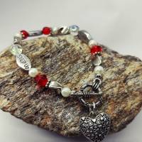 Armband mit Metall, Glas und Acryl Perlen in silber, weiß und rot mit Knebelverschluss und Herzanhänger Bild 1