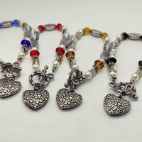 Armband mit Metall, Glas und Acryl Perlen in silber, weiß und rot mit Knebelverschluss und Herzanhänger Bild 3