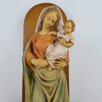 Madonna auf Wandkonsole - Heilige Maria mit Jesuskind auf Holzregal Bild 2
