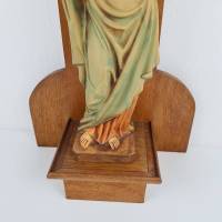 Madonna auf Wandkonsole - Heilige Maria mit Jesuskind auf Holzregal Bild 3