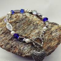 Armband mit Metall, Glas und Acryl Perlen in silber, weiß und blau mit Knebelverschluss und Herzanhänger Bild 1