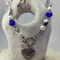 Armband mit Metall, Glas und Acryl Perlen in silber, weiß und blau mit Knebelverschluss und Herzanhänger Bild 2