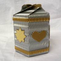 Edle Geschenkbox aus silber- und goldfarbener 3D-Wellpappe Bild 1