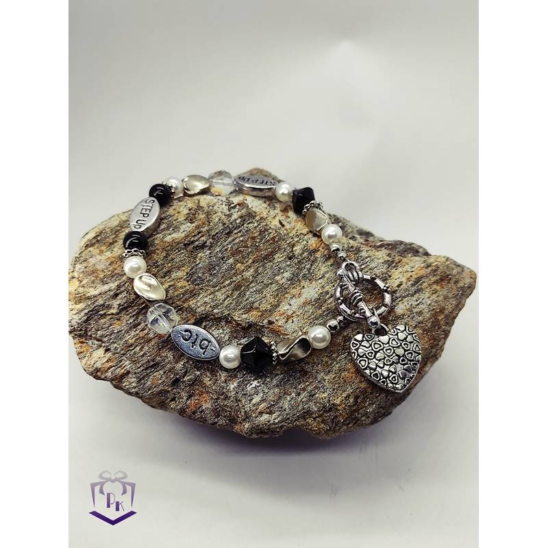 Armband mit Metall, Glas und Acryl Perlen in silber, weiß und schwarz mit Knebelverschluss und Herzanhänger Bild 1