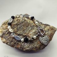 Armband mit Metall, Glas und Acryl Perlen in silber, weiß und schwarz mit Knebelverschluss und Herzanhänger Bild 1