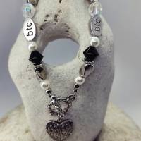 Armband mit Metall, Glas und Acryl Perlen in silber, weiß und schwarz mit Knebelverschluss und Herzanhänger Bild 2