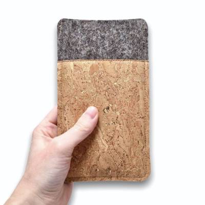 Handytasche aus Filz und gold marmoriertem Kork, passend für dein Handy