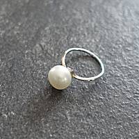 Zarter Silberring mit dominanter weißer Perle Bild 3