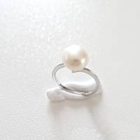 Zarter Silberring mit dominanter weißer Perle Bild 4