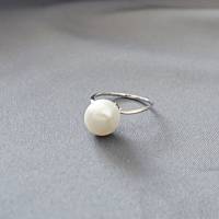 Zarter Silberring mit dominanter weißer Perle Bild 5