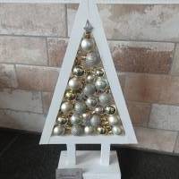 beleuchteter Weihnachtsbaum mit Kugeln_silber Bild 1