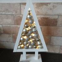 beleuchteter Weihnachtsbaum mit Kugeln_silber Bild 2