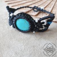 Armband mit türkis gefärbten Howlith und weiß/blauen Glasperlen in schwarz - feste Grösse - Makramee Bild 1