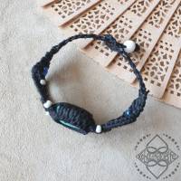 Armband mit türkis gefärbten Howlith und weiß/blauen Glasperlen in schwarz - feste Grösse - Makramee Bild 2