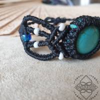 Armband mit türkis gefärbten Howlith und weiß/blauen Glasperlen in schwarz - feste Grösse - Makramee Bild 3