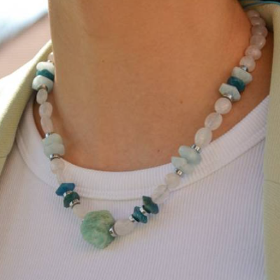 Damen Halskette aus Edelsteinen Amazonit Apatit Quarz Aquamarin und Hämatit mit Knotenverschluss, Länge 43 cm