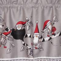 Nr. 1542 Scheibengardine, Weihnachtsgardine,"Weihnachtswichtel auf dem Ast", graugrundig, rot, weiß, schwarz Bild 3