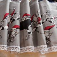 Nr. 1542 Scheibengardine, Weihnachtsgardine,"Weihnachtswichtel auf dem Ast", graugrundig, rot, weiß, schwarz Bild 5
