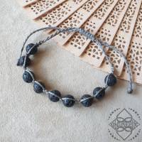 Armband mit schwarzen Lavastein-Perlen in hellgrau - extra groß/lang - Unisex - größenverstellbar - Makramee Bild 2