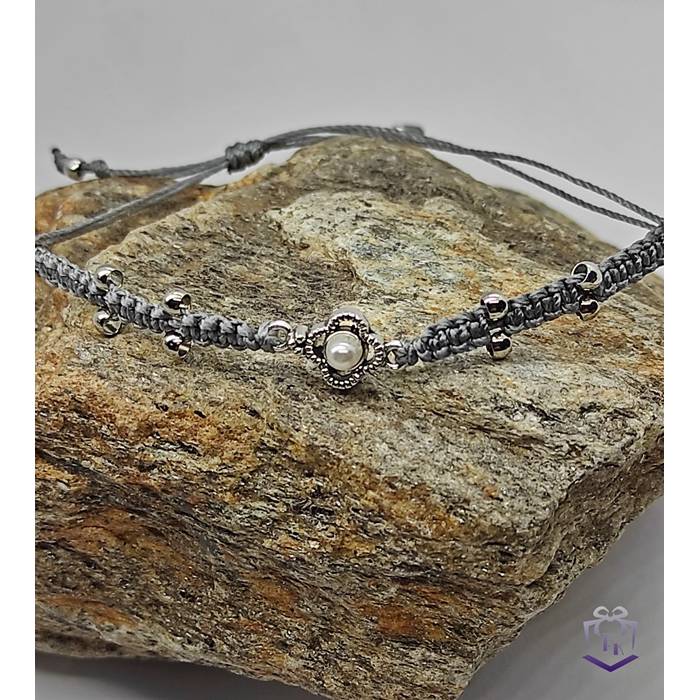 Freundschaftsarmband, Flechtarmband mit Verbinder aus Metall und Perle in silber auf grauem Garn, trendy Bild 1