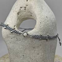 Freundschaftsarmband, Flechtarmband mit Verbinder aus Metall und Perle in silber auf grauem Garn, trendy Bild 2