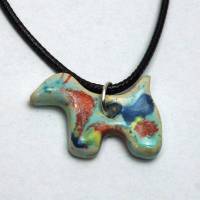Orgineller Keramik Anhänger mit einem farbenfrohen kleinen Hund; Haustier, Tier Kette Kettenanhänger Schmuck bunt Bild 1