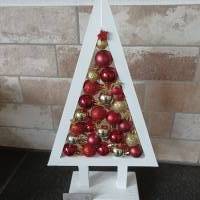 beleuchteter Weihnachtsbaum mit Kugeln_rot und gold Bild 1