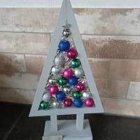 beleuchteter Weihnachtsbaum mit Kugeln_bunt Bild 1