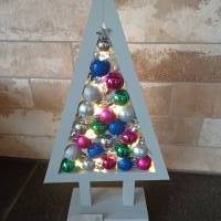 beleuchteter Weihnachtsbaum mit Kugeln_bunt Bild 2