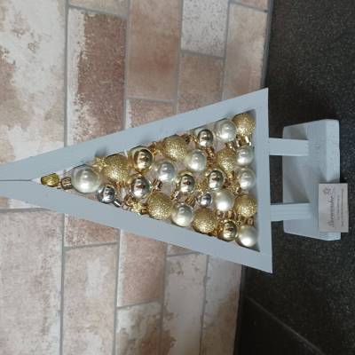 beleuchteter Weihnachtsbaum mit Kugeln_gold