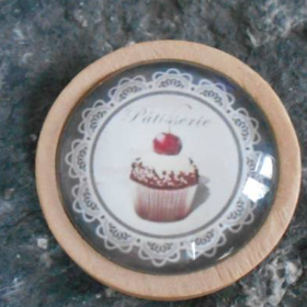 Cupcake Holzbrosche rund mit Glascabochon hellbraun kawaii