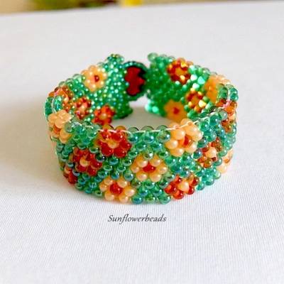 Armband aus Glasperlen, handgefädelt aus Farfalle Perlen, mit Blütenmuster, grün, orange, gelb