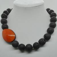 Lava trifft Nuss Kette aus schwarzen Lavaperlen und einer orangefarbenen Steinnuss Bild 2